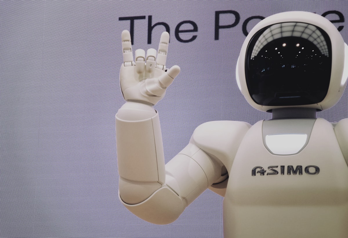 AI-Free Branding vs. Human-AI Collaboration: Finding the Right Balance | MCNM